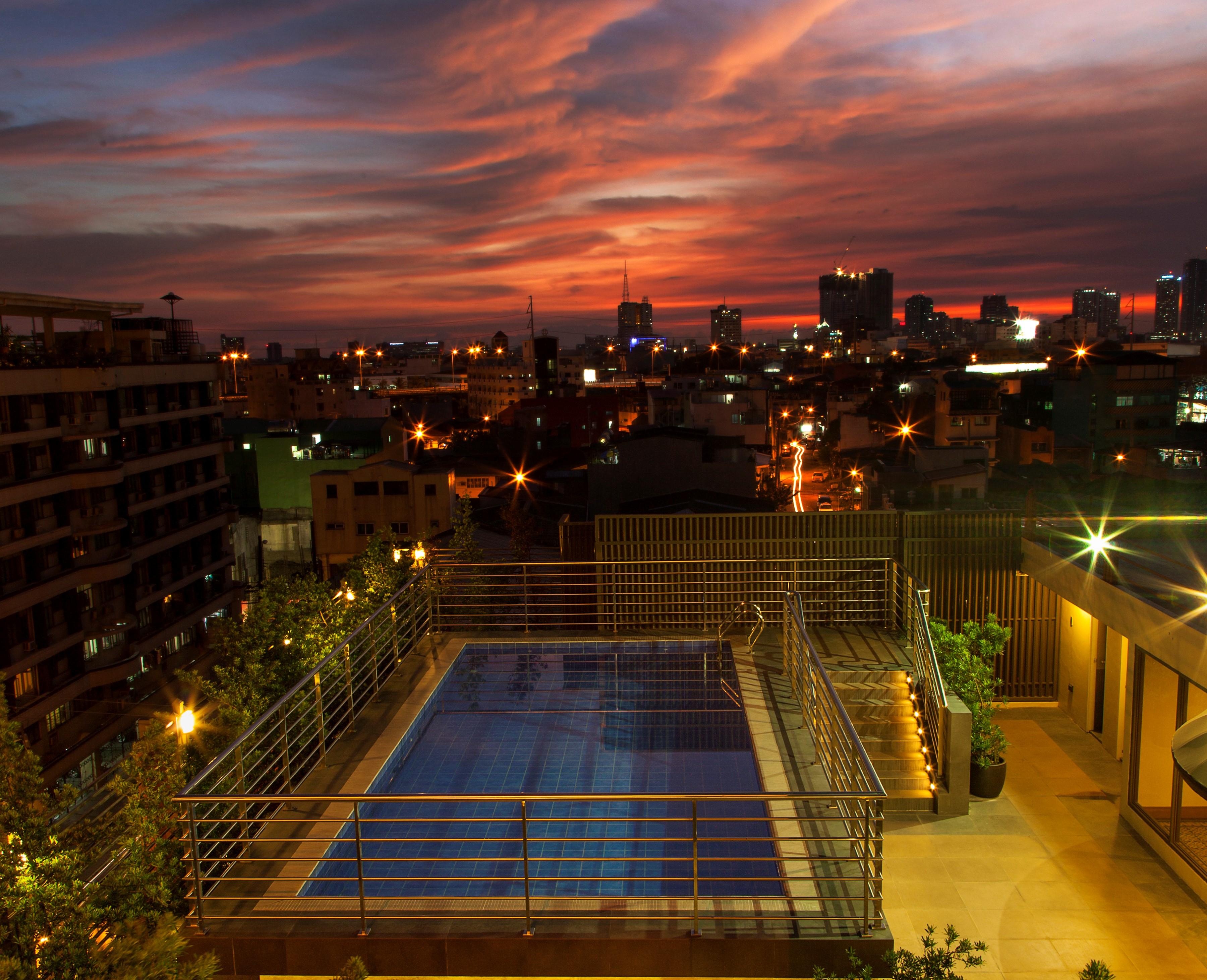 โรงแรมเฮรัลด์สวีท  Makati City ภายนอก รูปภาพ